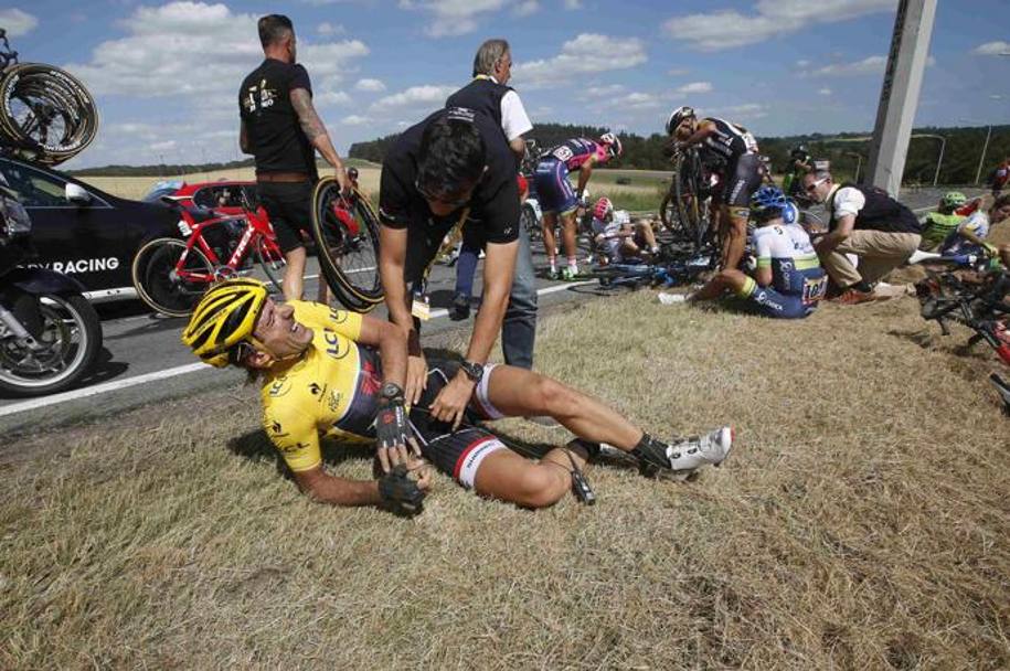 Fabian Cancellara a terra dopo la maxi caduta. Reuters